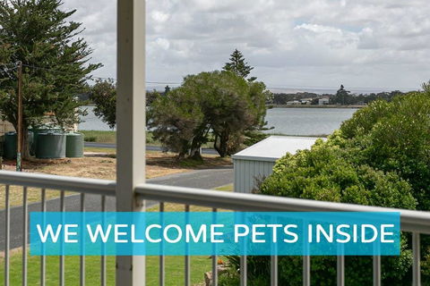 Big Stylish House With River Views, Games Room & WiFI - Rental Cars 0