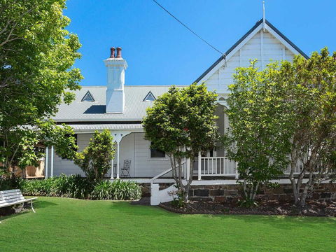 Blake House - Iconic Coastal Homestead - Rental Cars 0
