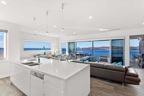 Blue Water Splendour - Infinity Pool And Amazing Views!! - Rental Cars 3