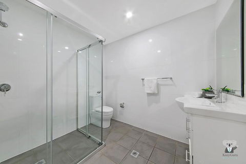 WARRICK FRAM 3 BEDS APT FREE PARKING WALK TO WESTFIELD CLOSE TO HOSPITAL NWF003 - Rental Cars 3