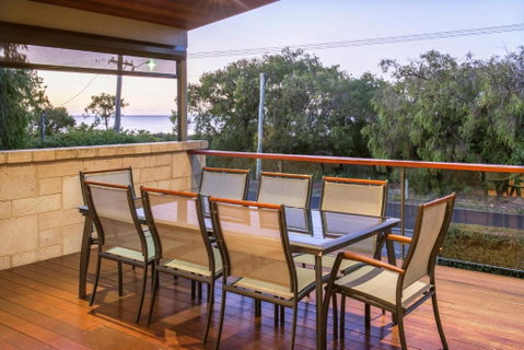 XYZ Holiday Home - Rental Cars 3