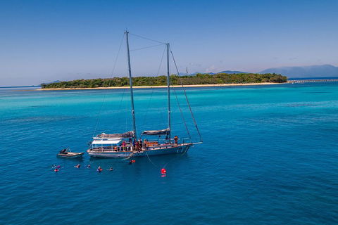Ocean Free Green Island & Great Barrier Reef Snorkel Cruise, Cairns 25 Guests - Rental Cars 0